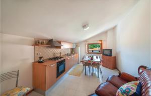 - une cuisine et une salle à manger avec une table et un canapé dans l'établissement Stunning Apartment In Porto Alabe With House Sea View, à Magomadas