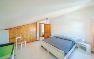 - une chambre avec un lit et une chaise dans l'établissement Stunning Apartment In Porto Alabe With House Sea View, à Magomadas