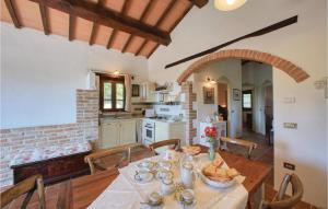 LugnanoにあるCasa Delle Querceのキッチン、ダイニングルーム(テーブル、椅子付)