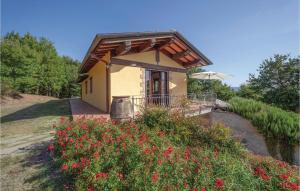 LugnanoにあるCasa Delle Querceの赤い花の小屋