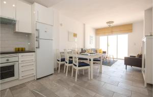 Una cocina o zona de cocina en Beach Front Apartment In El Faro With Wifi