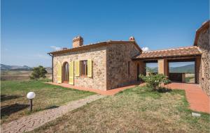 een stenen huis met gele luiken op een veld bij Casa Gialla in Mazzolla