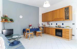 Ett kök eller pentry på Pet Friendly Apartment In Castellabate Sa With Kitchen