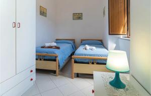 Säng eller sängar i ett rum på Pet Friendly Apartment In Castellabate Sa With Kitchen