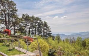 una persona parada en un balcón con vistas a las montañas en Villa Isola, en Magliolo