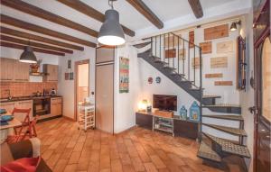 Il comprend un salon avec un escalier et une cuisine. dans l'établissement 2 Bedroom Beautiful Home In Ragusa Rg, à Raguse