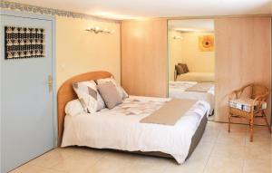 Un dormitorio con una cama grande y un espejo. en Cozy Apartment In Muzillac With Wifi, en Muzillac
