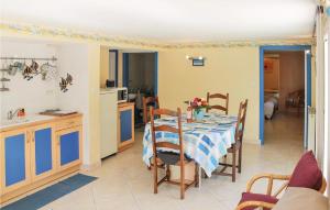 a kitchen and dining room with a table and chairs at Awesome Apartment In Muzillac With 1 Bedrooms And Wifi in Muzillac