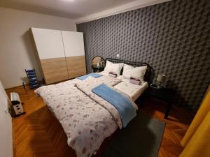 ein Schlafzimmer mit einem großen Bett mit weißer Bettwäsche in der Unterkunft Comfy apartment in Krasica