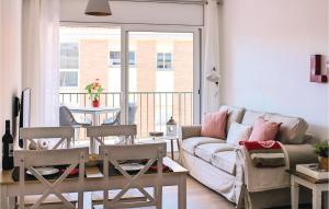 ein Wohnzimmer mit einem Sofa und einem Tisch in der Unterkunft Amazing Apartment In Tossa De Mar With Kitchen in Tossa de Mar