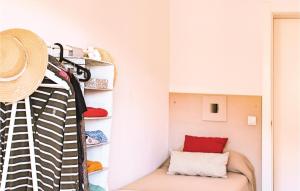 Amazing Apartment In Tossa De Mar With Kitchen في توسا ذي مار: غرفة مع خزانة مع قبعة على رف