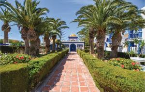 einen Weg mit Palmen und einer Moschee in der Unterkunft Gorgeous Home In Roquetas De Mar in Roquetas de Mar