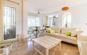 Posezení v ubytování 4 Bedroom Lovely Home In Alacant