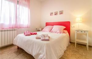 Postel nebo postele na pokoji v ubytování 4 Bedroom Lovely Home In Alacant