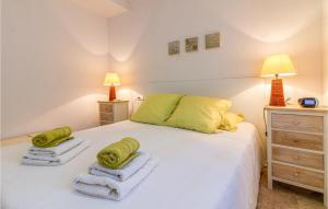 Postel nebo postele na pokoji v ubytování 4 Bedroom Lovely Home In Alacant