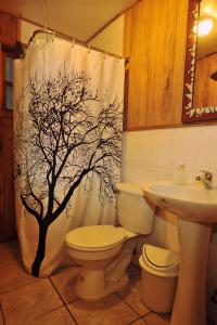 Ett badrum på Palafito Hostel Chiloé