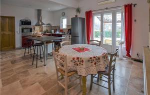 Η κουζίνα ή μικρή κουζίνα στο Gorgeous Home In Saint-Saturnin-Lès-Apt