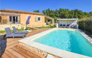 una piscina con 2 sillas y una casa en 3 Bedroom Cozy Home In Saint-saturnin-ls-apt, en Saint-Saturnin-lès-Apt