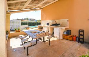 cocina con mesa y sillas en el patio en 3 Bedroom Cozy Home In Saint-saturnin-ls-apt, en Saint-Saturnin-lès-Apt