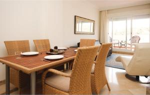 ラ・カラ・デ・ミハスにある2 Bedroom Lovely Apartment In La Cala De Mijasのダイニングルーム(木製テーブル、椅子付)