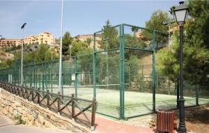 Tenis alebo squash v ubytovaní Amazing Apartment In La Cala De Mijas alebo jeho okolí