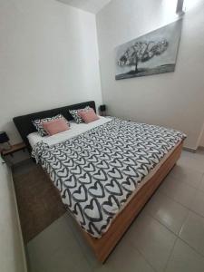 sypialnia z łóżkiem z czarno-białą kołdrą w obiekcie Meggy w Novalji +22 zdjęcia