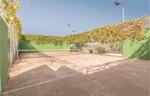 Tenis alebo squash v ubytovaní 13 Bedroom Cozy Home In Sayalonga alebo jeho okolí
