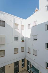 a view of the side of a white building at Elegant and Luxury 2Bd 2bth- Alfalfa in Seville