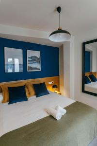 Llit o llits en una habitació de Elegant and Luxury 2Bd 2bth- Alfalfa