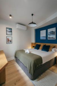 Una cama o camas en una habitación de Elegant and Luxury 2Bd 2bth- Alfalfa