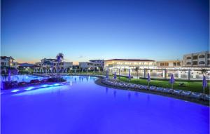 vista para um rio em uma cidade à noite em Danaide Trilo em Scanzano