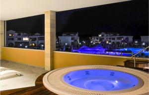 uma casa de banho com uma grande banheira e vista para a cidade em Danaide Trilo em Scanzano