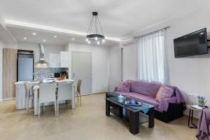 TV a/nebo společenská místnost v ubytování Nikos Dimitra Luxury Home BY APOKORONAS-VILLAS