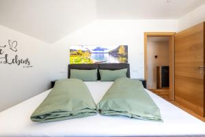 Posteľ alebo postele v izbe v ubytovaní Alpenlodge Bad Mitterndorf + 37 fotografií