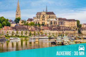 ein Poster einer Stadt mit Booten im Wasser in der Unterkunft Sweet Aulne in Joigny