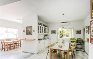 ラ・カラ・デ・ミハスにある7 Bedroom Amazing Home In Mijas Costaのキッチン、ダイニングルーム(テーブル、椅子付)