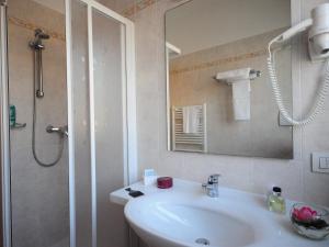 Koupelna v ubytování Hotel Marina + 15 fotografií