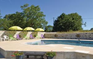 einen Pool mit Tischen, Stühlen und Sonnenschirmen in der Unterkunft La Martine in Padirac + 14 Fotos