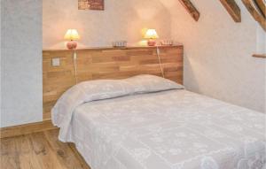 ein Schlafzimmer mit einem Bett mit zwei Lampen oben in der Unterkunft La Martine in Padirac