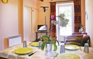 mesa de comedor con mantel y platos verdes en Awesome Apartment In Roz-landrieux With 2 Bedrooms And Wifi, en Roz-Landrieux