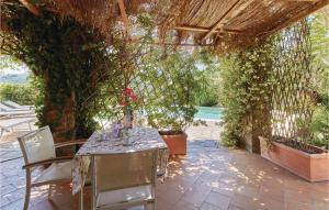 un tavolo e sedie sotto un pergolato di vite di Villa Peppina a Imperia