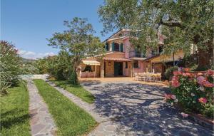 una casa con giardino e vialetto di Villa Peppina a Imperia