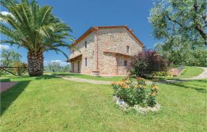 an old stone house with a palm tree in a yard at Leccino in Lamporecchio