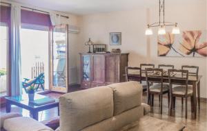 トッサ・デ・マールにあるBeautiful Home In Tossa De Mar With 4 Bedrooms, Wifi And Swimming Poolのリビングルーム(ソファ、テーブル付)