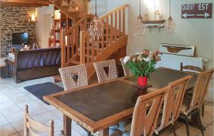 een eetkamer met een houten tafel en stoelen bij Gorgeous Home In Ploneour Lanvern With Wifi in Plonéour-Lanvern