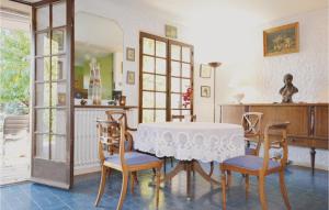 - une salle à manger avec une table et des chaises dans l'établissement Mas Mirasol, à Gargas