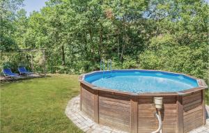 a hot tub in a yard with two chairs at Poggio Vecchio in Molino Moscano