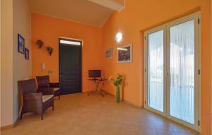 Borgo BonsignoreにあるVilla Sole Mare 3のリビングルーム(オレンジ色の壁、ドア付)