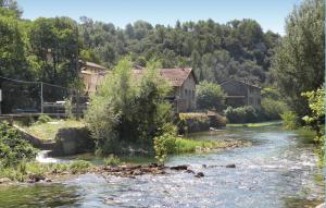 リル・シュル・ラ・ソルギュにあるBeautiful Home In Lisle Sur La Sorgue With 2 Bedrooms, Private Swimming Pool And Outdoor Swimming Poolのギャラリーの写真
