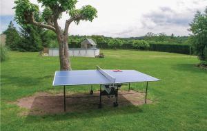 una mesa de ping pong frente a un árbol en 2 Bedroom Cozy Home In Saint - Agne, en Saint-Aigne